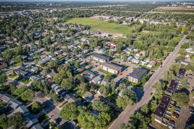 Saskatoon 'daki College Park' ın kuşbakışı perspektifi Saskatchewans 'ın zamansız tuval manzarasına karşı akademik enerjisini ve konut huzurunu gösteriyor..