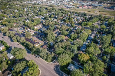 Saskatoon 'daki College Park' ın kuşbakışı perspektifi Saskatchewans 'ın zamansız tuval manzarasına karşı akademik enerjisini ve konut huzurunu gösteriyor..