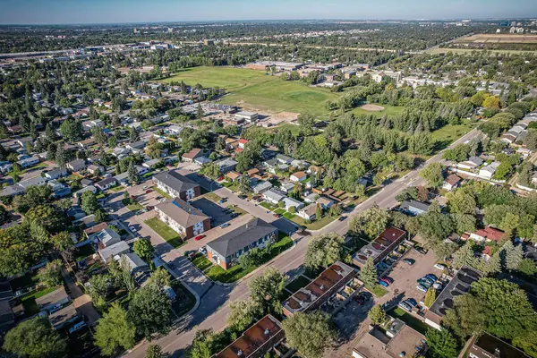 Saskatoon 'daki College Park' ın kuşbakışı perspektifi Saskatchewans 'ın zamansız tuval manzarasına karşı akademik enerjisini ve konut huzurunu gösteriyor..