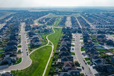 Saskatchewanlar 'ın eşsiz şehir planlarını ve doğal güzelliklerini gözler önüne sererek Saskatoon' daki Evergreen mahallesine göz alıcı kuş bakışı bakış açısı kazandırıyor..