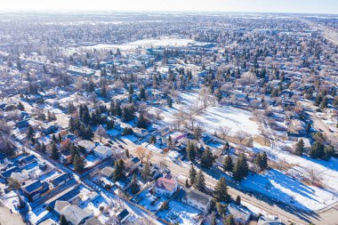 Saskatoon 'daki College Park' ın kuşbakışı perspektifi Saskatchewans 'ın zamansız tuval manzarasına karşı akademik enerjisini ve konut huzurunu gösteriyor..