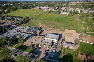 Saskatoon 'daki College Park' ın kuşbakışı perspektifi Saskatchewans 'ın zamansız tuval manzarasına karşı akademik enerjisini ve konut huzurunu gösteriyor..