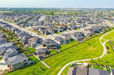 Saskatchewanlar 'ın eşsiz şehir planlarını ve doğal güzelliklerini gözler önüne sererek Saskatoon' daki Evergreen mahallesine göz alıcı kuş bakışı bakış açısı kazandırıyor..