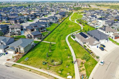 Saskatchewanlar 'ın eşsiz şehir planlarını ve doğal güzelliklerini gözler önüne sererek Saskatoon' daki Evergreen mahallesine göz alıcı kuş bakışı bakış açısı kazandırıyor..