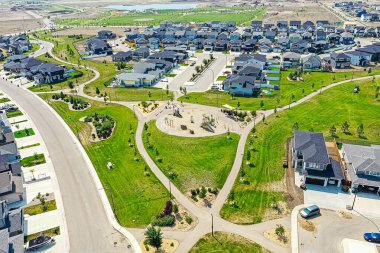 Saskatoon 'daki Brighton' un çarpıcı hava gösterisi modern banliyö zarafetini ve Saskatchewan 'ın el değmemiş manzaralarını özetliyor.