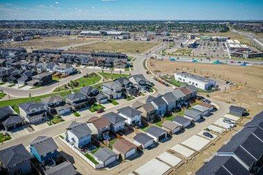 Saskatoon 'daki Brighton' un çarpıcı hava gösterisi modern banliyö zarafetini ve Saskatchewan 'ın el değmemiş manzaralarını özetliyor.