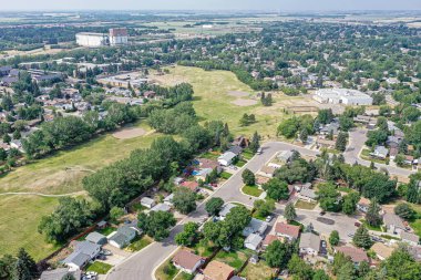 Saskatchewanlar 'ın genişleyen güzelliklerinin arasında Fairhaven' ın Saskatoon 'daki geniş bir hava manzarası, semtlerin sıcaklığını ve cazibesini vurguluyor..