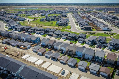 Saskatoon 'daki Brighton' un çarpıcı hava gösterisi modern banliyö zarafetini ve Saskatchewan 'ın el değmemiş manzaralarını özetliyor.