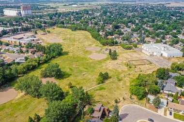 Saskatchewanlar 'ın genişleyen güzelliklerinin arasında Fairhaven' ın Saskatoon 'daki geniş bir hava manzarası, semtlerin sıcaklığını ve cazibesini vurguluyor..