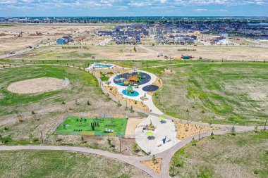 Saskatoon 'daki Brighton' un çarpıcı hava gösterisi modern banliyö zarafetini ve Saskatchewan 'ın el değmemiş manzaralarını özetliyor.