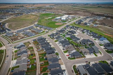 Saskatoons 'un batı yakasındaki ilk banliyö olan Hampton Village' ın havadan görünüşü köy kavramından sonra modellenmiştir. 2021