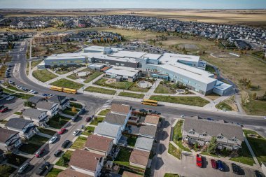 Saskatoons 'un batı yakasındaki ilk banliyö olan Hampton Village' ın havadan görünüşü köy kavramından sonra modellenmiştir. 2021