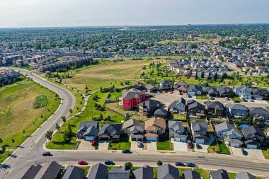 Saskatoons 'un batı yakasındaki ilk banliyö olan Hampton Village' ın havadan görünüşü köy kavramından sonra modellenmiştir. 2021