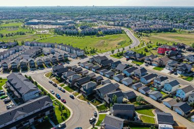 Saskatoons 'un batı yakasındaki ilk banliyö olan Hampton Village' ın havadan görünüşü köy kavramından sonra modellenmiştir. 2021