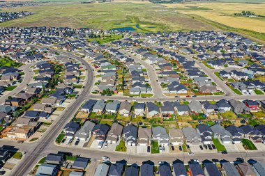 Saskatoons 'un batı yakasındaki ilk banliyö olan Hampton Village' ın havadan görünüşü köy kavramından sonra modellenmiştir. 2021