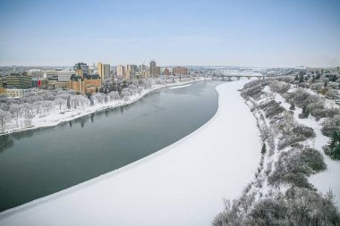 Saskatoon şehir merkezinin hava manzarası, şehirlerin mimari harikalarını, hareketli caddeleri ve Saskatchewans metropolünün titreşimli çekirdeğini gözler önüne seriyor.