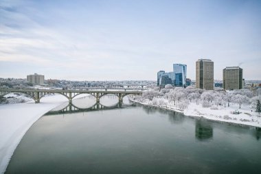 Saskatoon şehir merkezinin hava manzarası, şehirlerin mimari harikalarını, hareketli caddeleri ve Saskatchewans metropolünün titreşimli çekirdeğini gözler önüne seriyor.