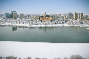 Saskatoon şehir merkezinin hava manzarası, şehirlerin mimari harikalarını, hareketli caddeleri ve Saskatchewans metropolünün titreşimli çekirdeğini gözler önüne seriyor.