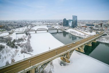 Saskatoon şehir merkezinin hava manzarası, şehirlerin mimari harikalarını, hareketli caddeleri ve Saskatchewans metropolünün titreşimli çekirdeğini gözler önüne seriyor.