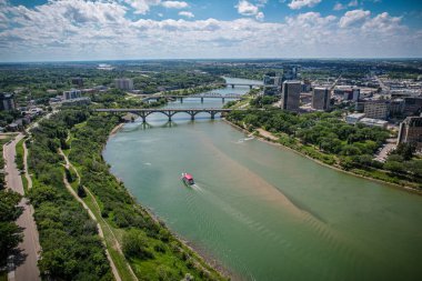 Saskatoon şehir merkezinin hava manzarası, şehirlerin mimari harikalarını, hareketli caddeleri ve Saskatchewans metropolünün titreşimli çekirdeğini gözler önüne seriyor.