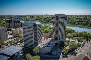 Saskatoon şehir merkezinin hava manzarası, şehirlerin mimari harikalarını, hareketli caddeleri ve Saskatchewans metropolünün titreşimli çekirdeğini gözler önüne seriyor.