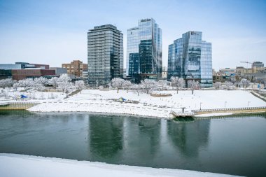 Saskatoon şehir merkezinin hava manzarası, şehirlerin mimari harikalarını, hareketli caddeleri ve Saskatchewans metropolünün titreşimli çekirdeğini gözler önüne seriyor.