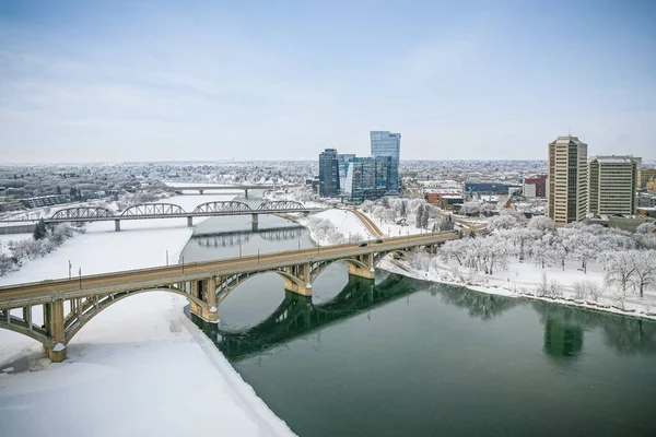 Saskatoon şehir merkezinin hava manzarası, şehirlerin mimari harikalarını, hareketli caddeleri ve Saskatchewans metropolünün titreşimli çekirdeğini gözler önüne seriyor.