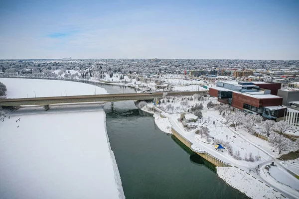 Saskatoon의 경이로움 번화한 Saskatchewans 대도시의 맥동하는 핵심을 드러내는 — 스톡 사진