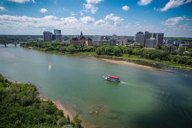 Saskatoon şehir merkezinin hava manzarası, şehirlerin mimari harikalarını, hareketli caddeleri ve Saskatchewans metropolünün titreşimli çekirdeğini gözler önüne seriyor.