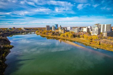 Saskatoon şehir merkezinin hava manzarası, şehirlerin mimari harikalarını, hareketli caddeleri ve Saskatchewans metropolünün titreşimli çekirdeğini gözler önüne seriyor.
