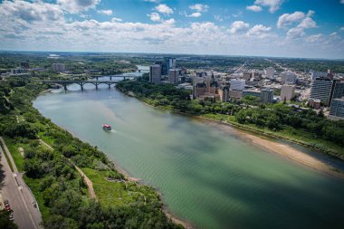 Saskatoon şehir merkezinin hava manzarası, şehirlerin mimari harikalarını, hareketli caddeleri ve Saskatchewans metropolünün titreşimli çekirdeğini gözler önüne seriyor.