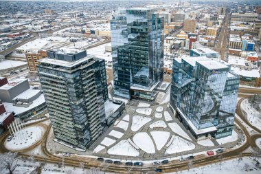 Saskatoon şehir merkezinin hava manzarası, şehirlerin mimari harikalarını, hareketli caddeleri ve Saskatchewans metropolünün titreşimli çekirdeğini gözler önüne seriyor.