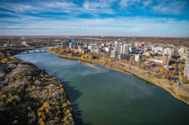 Saskatoon şehir merkezinin hava manzarası, şehirlerin mimari harikalarını, hareketli caddeleri ve Saskatchewans metropolünün titreşimli çekirdeğini gözler önüne seriyor.