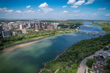 Saskatoon şehir merkezinin hava manzarası, şehirlerin mimari harikalarını, hareketli caddeleri ve Saskatchewans metropolünün titreşimli çekirdeğini gözler önüne seriyor.