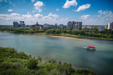 Saskatoon şehir merkezinin hava manzarası, şehirlerin mimari harikalarını, hareketli caddeleri ve Saskatchewans metropolünün titreşimli çekirdeğini gözler önüne seriyor.