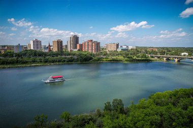 Saskatoon şehir merkezinin hava manzarası, şehirlerin mimari harikalarını, hareketli caddeleri ve Saskatchewans metropolünün titreşimli çekirdeğini gözler önüne seriyor.