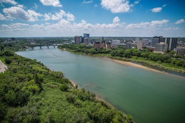 Saskatoon şehir merkezinin hava manzarası, şehirlerin mimari harikalarını, hareketli caddeleri ve Saskatchewans metropolünün titreşimli çekirdeğini gözler önüne seriyor.