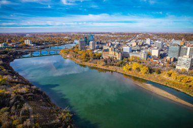 Saskatoon şehir merkezinin hava manzarası, şehirlerin mimari harikalarını, hareketli caddeleri ve Saskatchewans metropolünün titreşimli çekirdeğini gözler önüne seriyor.