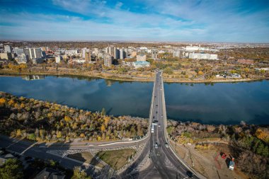 Saskatoon şehir merkezinin hava manzarası, şehirlerin mimari harikalarını, hareketli caddeleri ve Saskatchewans metropolünün titreşimli çekirdeğini gözler önüne seriyor.