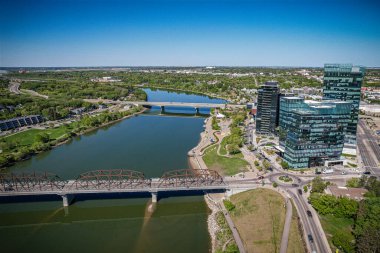 Saskatoon şehir merkezinin hava manzarası, şehirlerin mimari harikalarını, hareketli caddeleri ve Saskatchewans metropolünün titreşimli çekirdeğini gözler önüne seriyor.
