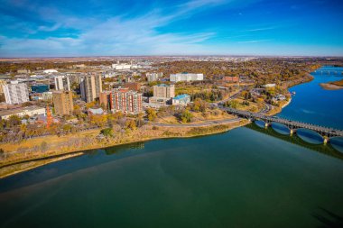 Saskatoon şehir merkezinin hava manzarası, şehirlerin mimari harikalarını, hareketli caddeleri ve Saskatchewans metropolünün titreşimli çekirdeğini gözler önüne seriyor.
