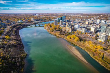 Saskatoon şehir merkezinin hava manzarası, şehirlerin mimari harikalarını, hareketli caddeleri ve Saskatchewans metropolünün titreşimli çekirdeğini gözler önüne seriyor.