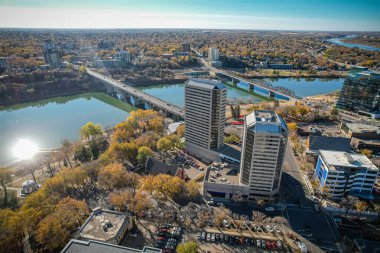 Saskatoon şehir merkezinin hava manzarası, şehirlerin mimari harikalarını, hareketli caddeleri ve Saskatchewans metropolünün titreşimli çekirdeğini gözler önüne seriyor.