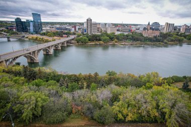 Saskatoon şehir merkezinin hava manzarası, şehirlerin mimari harikalarını, hareketli caddeleri ve Saskatchewans metropolünün titreşimli çekirdeğini gözler önüne seriyor.