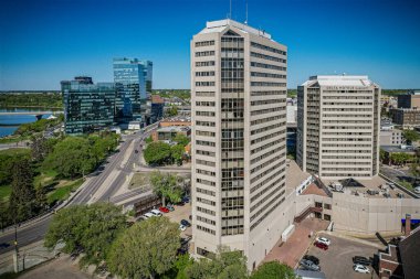 Saskatoon şehir merkezinin hava manzarası, şehirlerin mimari harikalarını, hareketli caddeleri ve Saskatchewans metropolünün titreşimli çekirdeğini gözler önüne seriyor.