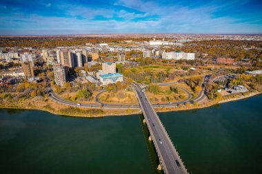 Saskatoon şehir merkezinin hava manzarası, şehirlerin mimari harikalarını, hareketli caddeleri ve Saskatchewans metropolünün titreşimli çekirdeğini gözler önüne seriyor.