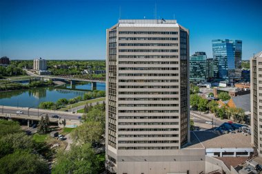 Saskatoon şehir merkezinin hava manzarası, şehirlerin mimari harikalarını, hareketli caddeleri ve Saskatchewans metropolünün titreşimli çekirdeğini gözler önüne seriyor.