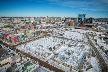 Saskatoon şehir merkezinin hava manzarası, şehirlerin mimari harikalarını, hareketli caddeleri ve Saskatchewans metropolünün titreşimli çekirdeğini gözler önüne seriyor.