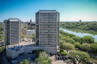 Saskatoon şehir merkezinin hava manzarası, şehirlerin mimari harikalarını, hareketli caddeleri ve Saskatchewans metropolünün titreşimli çekirdeğini gözler önüne seriyor.