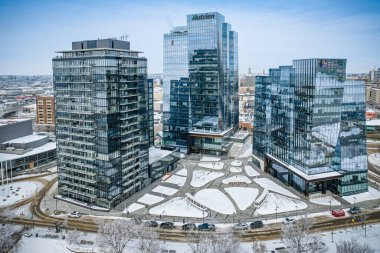 Saskatoon şehir merkezinin hava manzarası, şehirlerin mimari harikalarını, hareketli caddeleri ve Saskatchewans metropolünün titreşimli çekirdeğini gözler önüne seriyor.